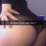 une femme se fait plaisir et jouit devant sa cam 038